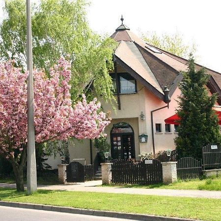 Kocsis Panzio Es Etterem Bed & Breakfast Komárom Dış mekan fotoğraf