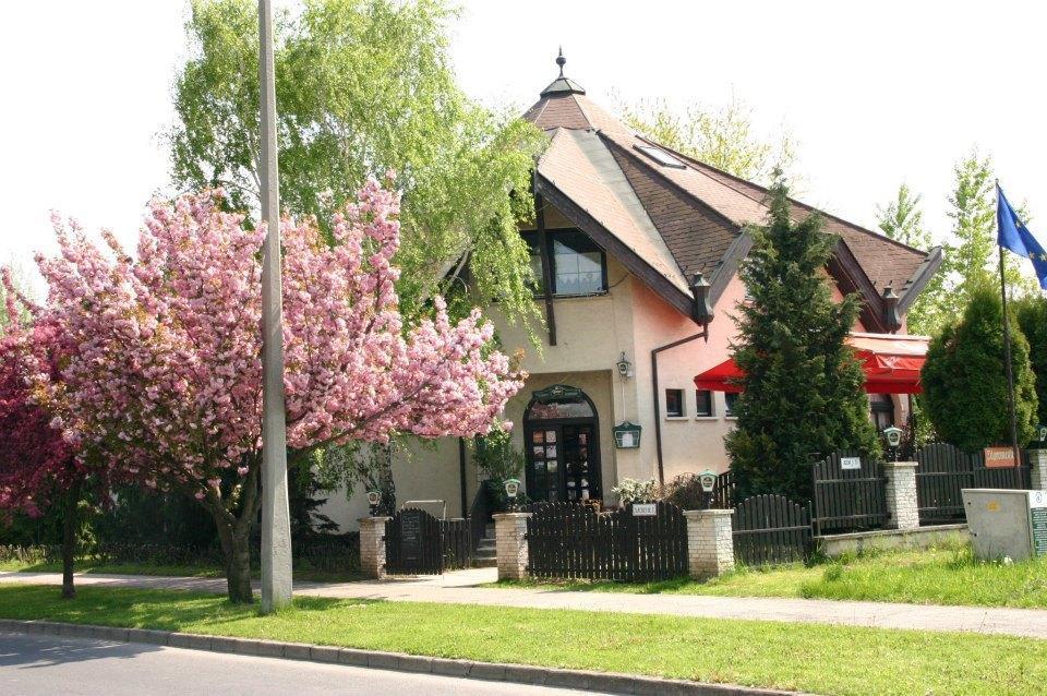 Kocsis Panzio Es Etterem Bed & Breakfast Komárom Dış mekan fotoğraf
