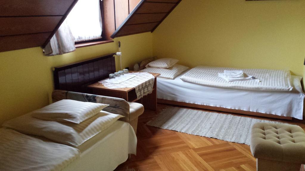 Kocsis Panzio Es Etterem Bed & Breakfast Komárom Oda fotoğraf