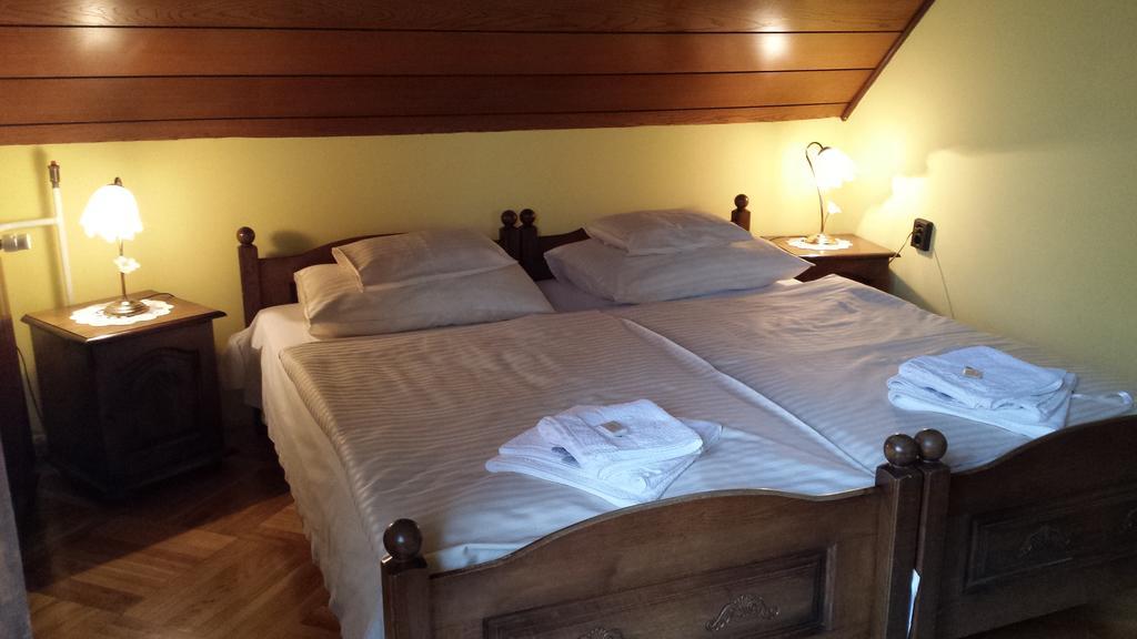 Kocsis Panzio Es Etterem Bed & Breakfast Komárom Oda fotoğraf