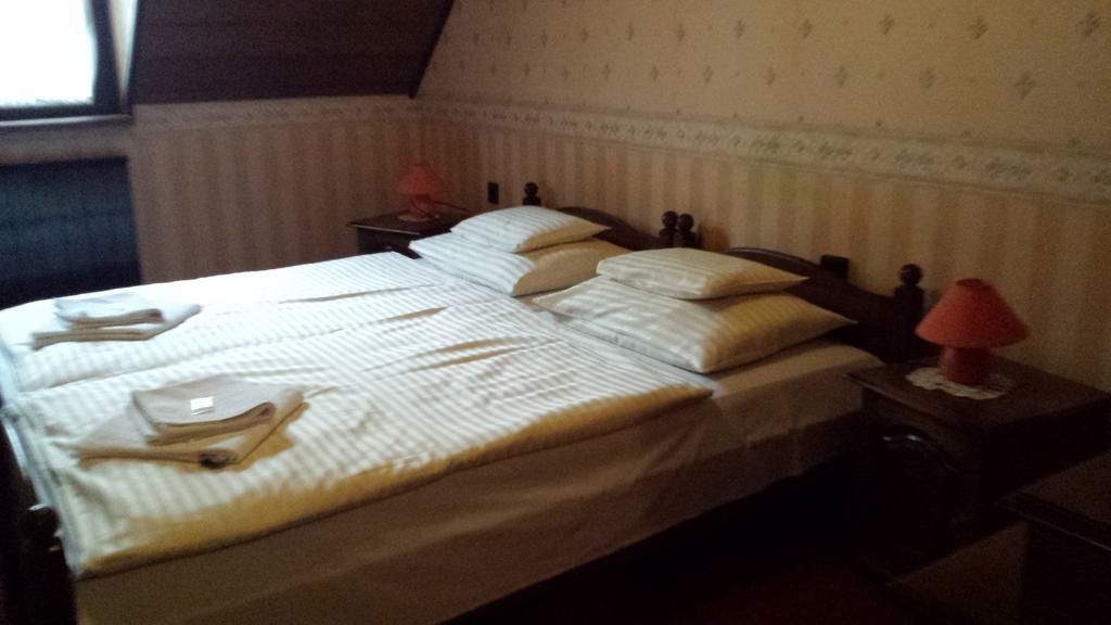 Kocsis Panzio Es Etterem Bed & Breakfast Komárom Oda fotoğraf