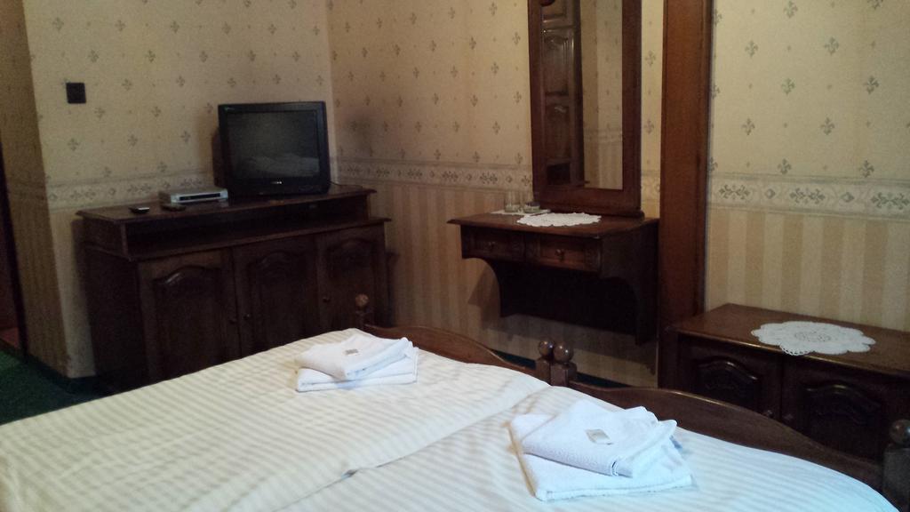 Kocsis Panzio Es Etterem Bed & Breakfast Komárom Oda fotoğraf