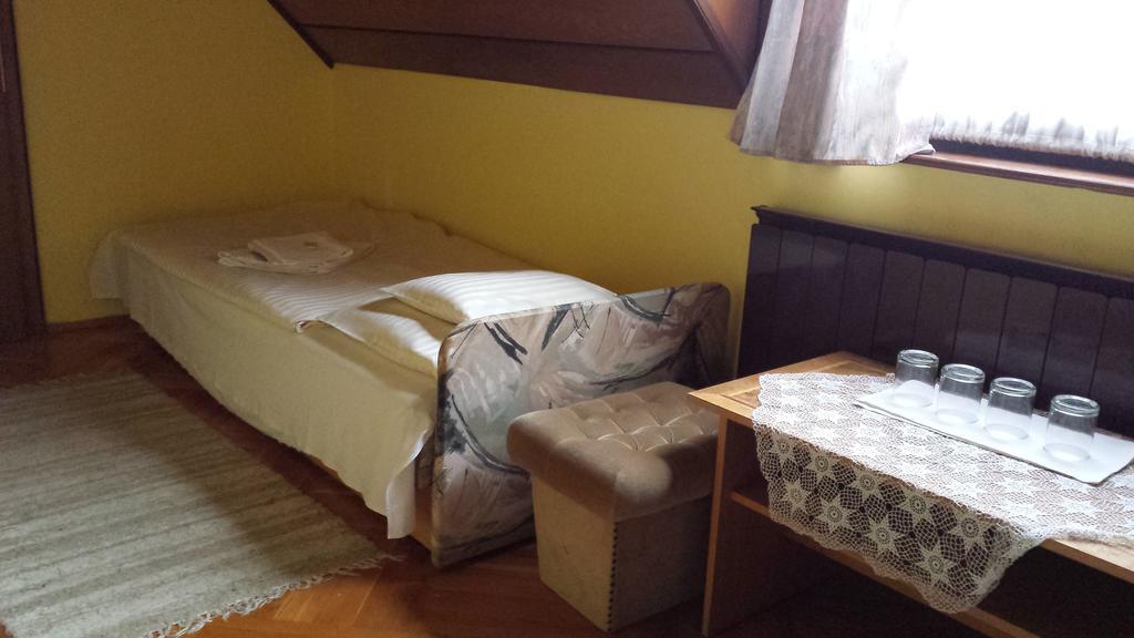 Kocsis Panzio Es Etterem Bed & Breakfast Komárom Oda fotoğraf
