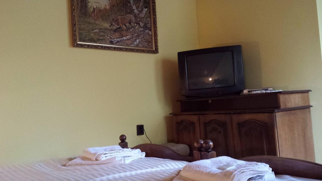 Kocsis Panzio Es Etterem Bed & Breakfast Komárom Oda fotoğraf